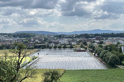 Sportanlage vom FC-Kloten wurden mit Plastikfolien und Sandsaecke abgedeckt, Luftaufnahme