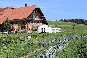 Bauernhaus mit Gemüsefeld