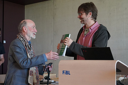 Florian Leiber übergibt Otto Schmid ein Buch zum Dank.