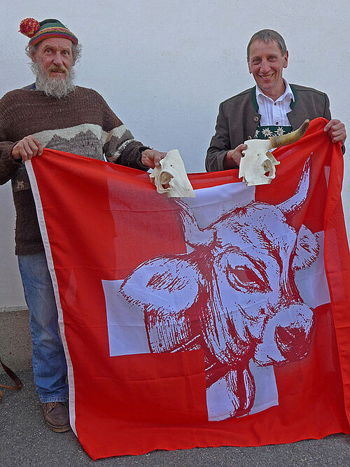 Armin Capaul und Josef Kögel halten eine Fahne mit je einen halben Kuhschädel mit und ohne Horn
Unterschriftenbogen deutsch