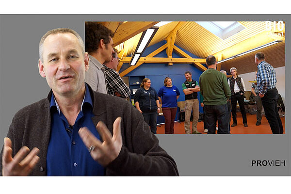 Thomas Fisel referiert vor der Gruppe