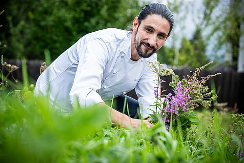 Paolo Casanova im Kräutergarten