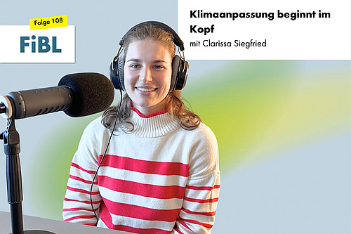 Eine Frau mit Kopfhörern an einem Podcast-Mikrofon.