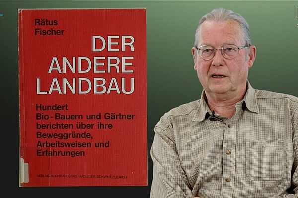 Mann spricht neben Buchtitelseite "Der andere Landbau"