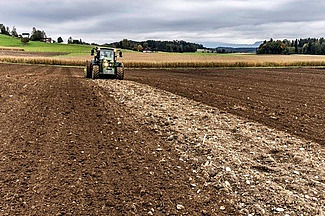 Traktor auf einem Acker