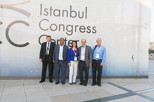 Otto Schmid steht mit einer Gruppe von Menschen vor dem Kongresszentrum in Istanbul.