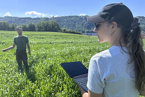Zwei Menschen auf einem Feld.