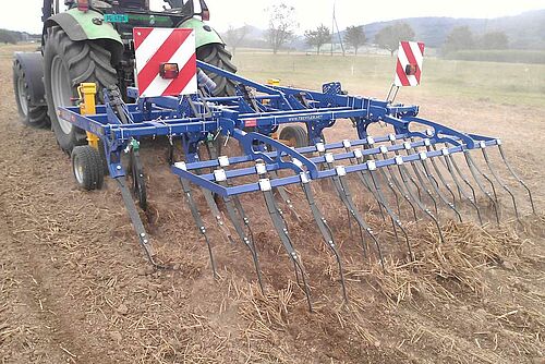 Grubber mit Striegel im Einsatz