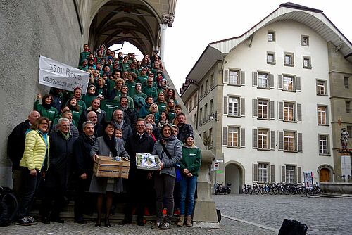 Menschen auf Treppe vor Rathaus Bern