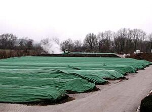 Kompostierungslpatz von Grünabfällen mit vielen Kompostmieten, die von Vlies überdeckt sind.