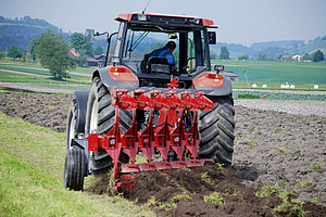Schälpflug beim Umbruch einer Kunstwiese.