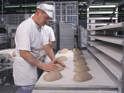 Bäcker beim Formen von Broten