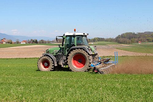 Seitenansicht mit Traktor und Hackgerät