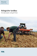 Titelseite des Dossiers; im Bild zwei Männer, die den bearbeiteten Acker mit den Händen untersuchen