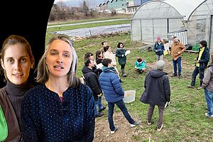 Zwei Frauen vor einem Bild mit einer Gruppe von Menschen vor einem Treibhaus.