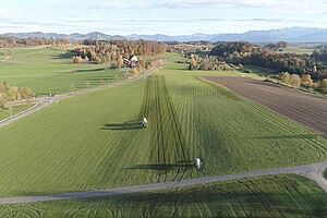 Feld von oben mit Traktor und Spuren