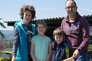Mann, Frau und zwei Kinder hinter Bienestock