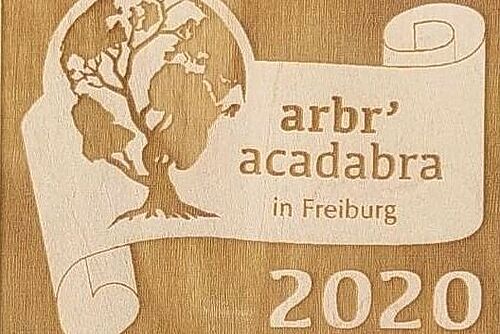 Holzplakette mit dem Projektsignet, der Jahreszahl 2020 und dem Bio Freiburg-Logo