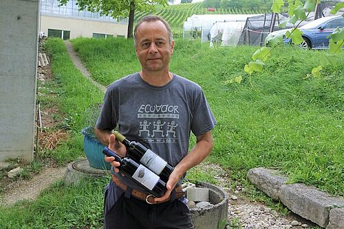 Andreas Tuchschmid mit zwei Weinflaschen