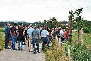 Besuchergruppe auf Feldweg