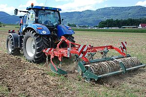 Grubber mit Walze an Traktor im Einsatz