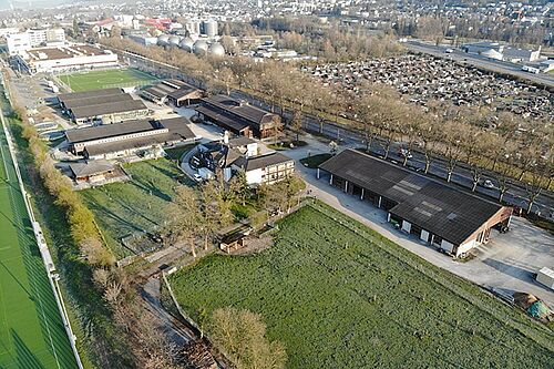 Der Juchhof von oben zwischen Sportplatz und Familiengärten