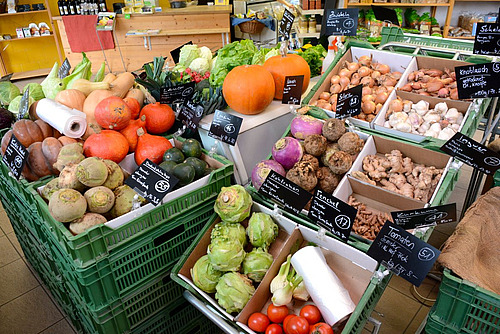 Laden mit Auslage verschiedener Gemüse.