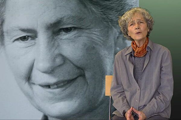 Autorin Diana Bach vor dem schwarz-weiss Porträt von Maria Müller