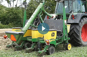 L'agriculteur sème avec la machine directement dans la pré-culture.