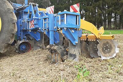 Der Grubber angehängt an den Traktor. 