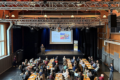 Sicht auf die Bühne und die Zuhörer*innen der Weinbautagung.