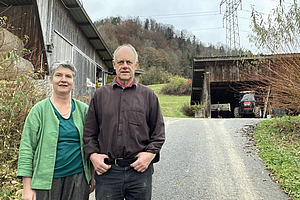 Gertrud und Hans Häseli vor ihrem Hof.