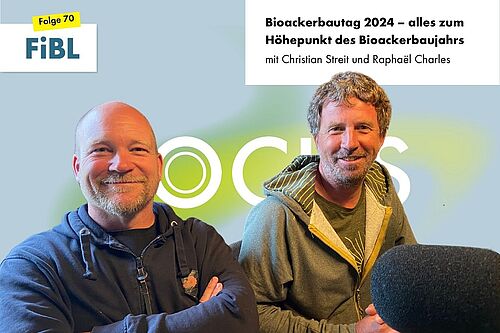 Zwei Männer an einem Podcast-Mikrofon.