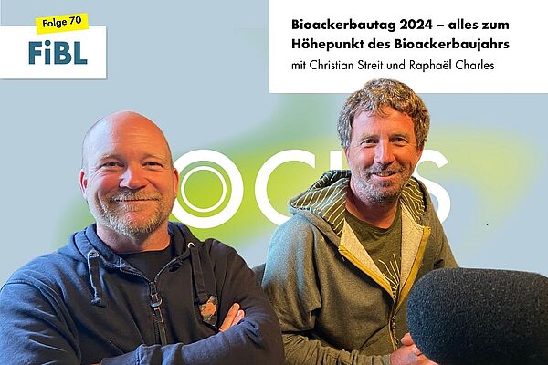 Zwei Männer an einem Podcast-Mikrofon.
