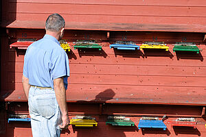 Imker vor Bienenhaus