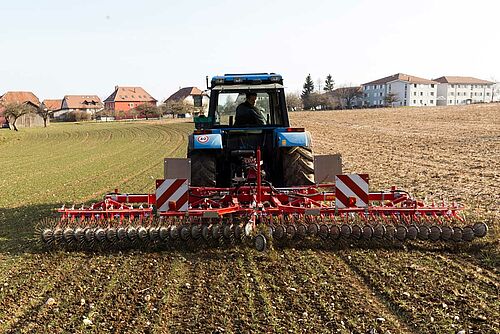 Rollstriegel am Traktor