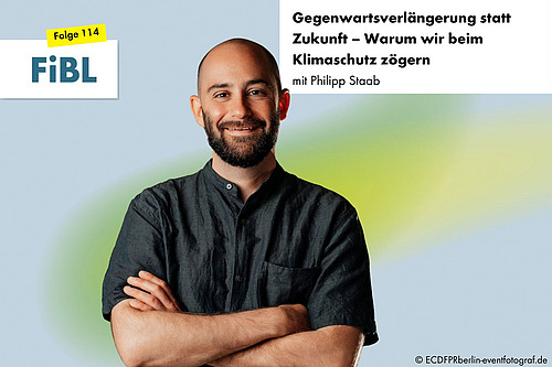 Ein Mann mit verschränkten Armen.