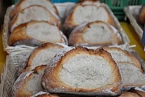 Darf Altbrot an Biotiere verfüttert werden? Nahaufnahme von Weissbrötchen.