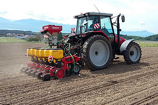 Traktor mit angebauter Sämaschine im Einsatz