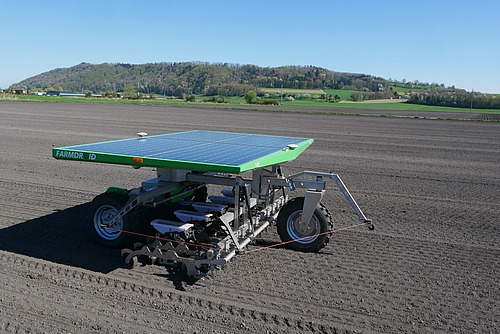 Ein solargetriebenes Fahrzeug auf einem Feld.