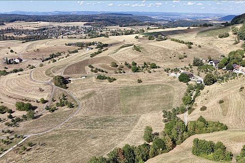 Trockenheit und zunehmende Wetterextreme setzen die Landwirtschaft unter Druck. Das Bild verdeutlicht den Handlungsbedarf bei der Klimaresilienz, etwa durch Wasserretention, angepasste Bewirtschaftungssysteme und Investitionen in den Schutz landwirtschaftlicher Produktionsflächen.