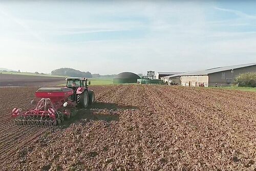 Traktor mit Sämaschine im Einsatz