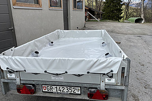 Transportanhänger mit grauer Blache.