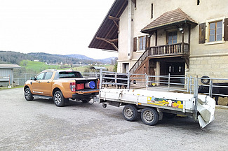 Pickup mit Anhänger für den Transport von Tieren.