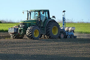 Traktor mit Sämaschine auf einem Acker