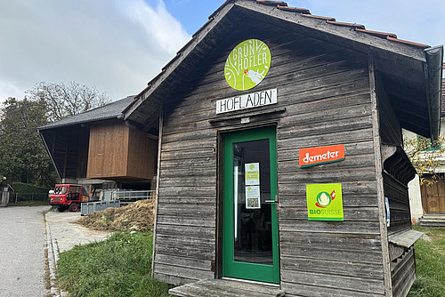 Ein mit Biologos verziertes Holzhäuschen für Direktvermarktung. 