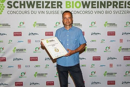 Andreas Tuchschmid mit der Bioweinpreis-Auszeichnung