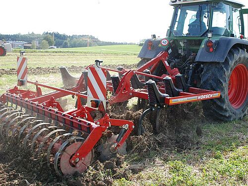 Kombination aus Grubber, Scheibenegge und Ringwalze bei der Stoppelbearbeitung im Einsatz