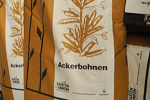 Futtersack mit Zeichnung und Aufschrift "Ackerbohnen".