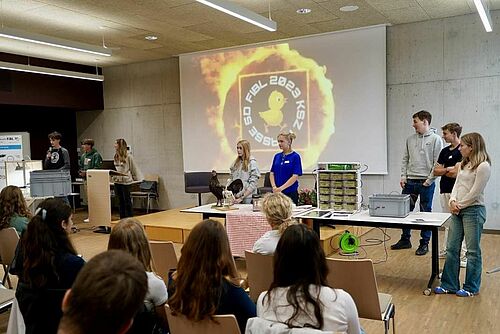 Schülerinnen und Schüler bei einer Präsentation